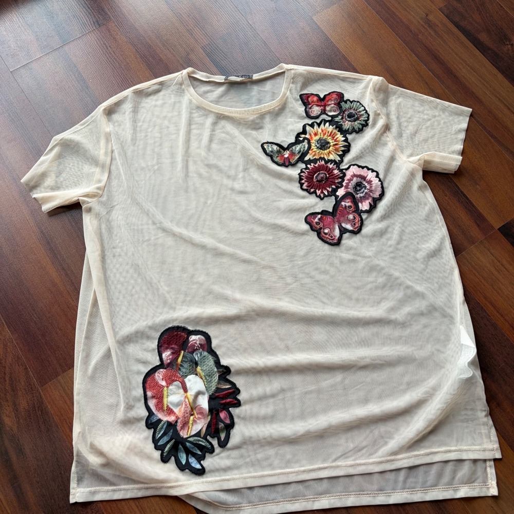 Zara Cream Sheer Mesh Top Floral Butterfly Embroidered Patch Short Sleeve Small‎